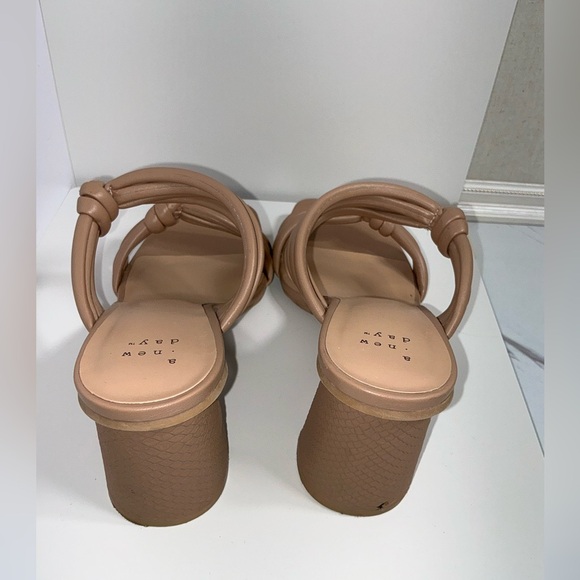 Nude heel size 8.5 - Picture 3 of 4